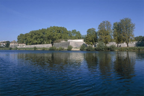 Le Doubs et la courtine de Chamars, depuis la rive droite. © Région Bourgogne-Franche-Comté, Inventaire du patrimoine Le Doubs et la courtine de Chamars, depuis la rive droite. © Région Bourgogne-Franche-Comté, Inventaire du patrimoine