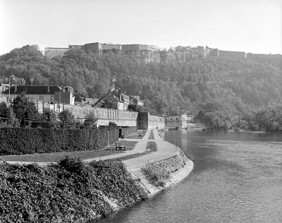 Le Doubs et le chemin de halage en aval du chenal du port de Chamars. © Région Bourgogne-Franche-Comté, Inventaire du patrimoine Le Doubs et le chemin de halage en aval du chenal du port de Chamars. © Région Bourgogne-Franche-Comté, Inventaire du patrimoine