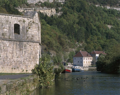 Vue d'ensemble, depuis l'amont. © Région Bourgogne-Franche-Comté, Inventaire du patrimoine Vue d'ensemble, depuis l'amont. © Région Bourgogne-Franche-Comté, Inventaire du patrimoine