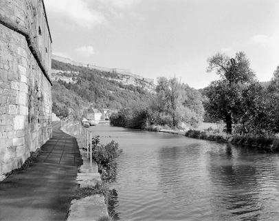 Le Doubs, le chemin de halage et la barrage de Tarragnoz, depuis le bastion Notre-Dame. © Région Bourgogne-Franche-Comté, Inventaire du patrimoine Le Doubs, le chemin de halage et la barrage de Tarragnoz, depuis le bastion Notre-Dame. © Région Bourgogne-Franche-Comté, Inventaire du patrimoine