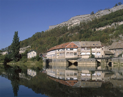 Maison d'éclusier, écluse et usine, depuis la rive gauche en aval. © Région Bourgogne-Franche-Comté, Inventaire du patrimoine Maison d'éclusier, écluse et usine, depuis la rive gauche en aval. © Région Bourgogne-Franche-Comté, Inventaire du patrimoine