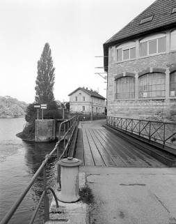 Façades antérieure et latérale gauche, depuis les ponts de halage sur les canaux de fuite de l'usine. © Région Bourgogne-Franche-Comté, Inventaire du patrimoine Façades antérieure et latérale gauche, depuis les ponts de halage sur les canaux de fuite de l'usine. © Région Bourgogne-Franche-Comté, Inventaire du patrimoine