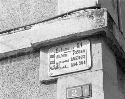 Plaque d'identification de l'écluse. © Région Bourgogne-Franche-Comté, Inventaire du patrimoine Plaque d'identification de l'écluse. © Région Bourgogne-Franche-Comté, Inventaire du patrimoine