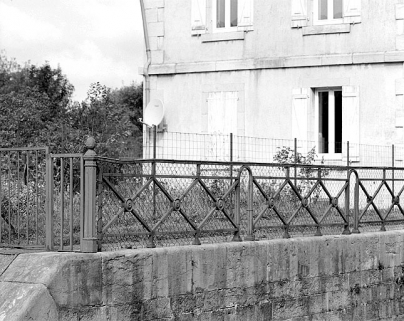 Garde-corps métallique. © Région Bourgogne-Franche-Comté, Inventaire du patrimoine Garde-corps métallique. © Région Bourgogne-Franche-Comté, Inventaire du patrimoine