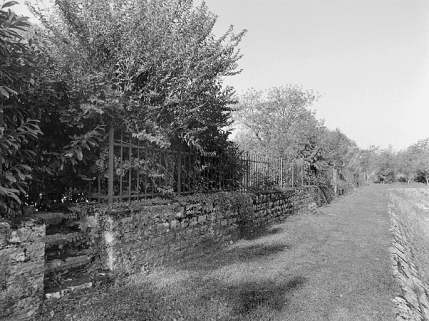 Mur de clôture du jardin, du côté de la gare d'eau. © Région Bourgogne-Franche-Comté, Inventaire du patrimoine Mur de clôture du jardin, du côté de la gare d'eau. © Région Bourgogne-Franche-Comté, Inventaire du patrimoine