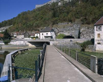 Pont de halage sur le bassin en amont des canaux d'amenée de l'usine, depuis l'écluse n° 51. © Région Bourgogne-Franche-Comté, Inventaire du patrimoine Pont de halage sur le bassin en amont des canaux d'amenée de l'usine, depuis l'écluse n° 51. © Région Bourgogne-Franche-Comté, Inventaire du patrimoine