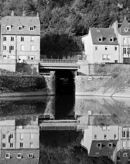 Porte de garde et extrémité amont. © Région Bourgogne-Franche-Comté, Inventaire du patrimoine Porte de garde et extrémité amont. © Région Bourgogne-Franche-Comté, Inventaire du patrimoine