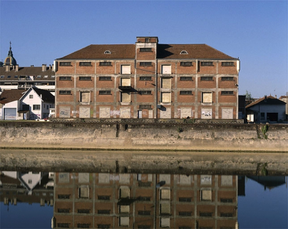 Entrepôt : façade postérieure (2003). © Région Bourgogne-Franche-Comté, Inventaire du patrimoine Entrepôt : façade postérieure (2003). © Région Bourgogne-Franche-Comté, Inventaire du patrimoine