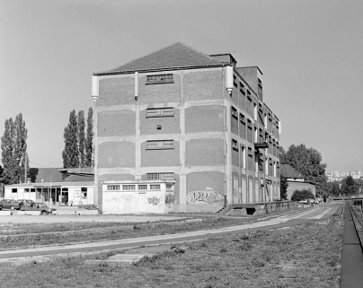 Port fluvial : entrepôt et quai, depuis l'amont. © Région Bourgogne-Franche-Comté, Inventaire du patrimoine Port fluvial : entrepôt et quai, depuis l'amont. © Région Bourgogne-Franche-Comté, Inventaire du patrimoine