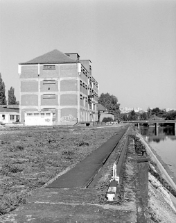 Entrepôt et quai, depuis l'amont (vue rapprochée) © Région Bourgogne-Franche-Comté, Inventaire du patrimoine Entrepôt et quai, depuis l'amont (vue rapprochée) © Région Bourgogne-Franche-Comté, Inventaire du patrimoine