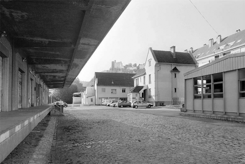 Port fluvial : vue d'ensemble de la cour, en 2003. Les entrepôts des particuliers, au fond, ont été démolis en 2004. © Région Bourgogne-Franche-Comté, Inventaire du patrimoine Port fluvial : vue d'ensemble de la cour, en 2003. Les entrepôts des particuliers, au fond, ont été démolis en 2004. © Région Bourgogne-Franche-Comté, Inventaire du patrimoine