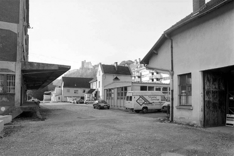 Vue d'ensemble de la cour, avec le bureau et les entrepôts des particuliers, 2003. Les entrepôts des particuliers, au fond, ont été démolis en 2004.   © Région Bourgogne-Franche-Comté, Inventaire du patrimoine Vue d'ensemble de la cour, avec le bureau et les entrepôts des particuliers, 2003. Les entrepôts des particuliers, au fond, ont été démolis en 2004.   © Région Bourgogne-Franche-Comté, Inventaire du patrimoine