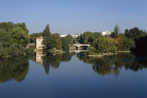 Le Doubs au moulin Saint-Paul, depuis l'amont. © Région Bourgogne-Franche-Comté, Inventaire du patrimoine Le Doubs au moulin Saint-Paul, depuis l'amont. © Région Bourgogne-Franche-Comté, Inventaire du patrimoine