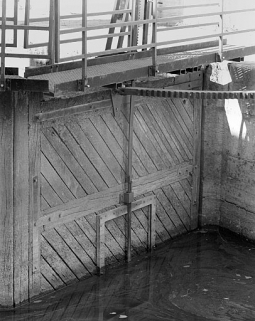 Porte amont droite : tige de manoeuvre et guide de la vantelle. © Région Bourgogne-Franche-Comté, Inventaire du patrimoine Porte amont droite : tige de manoeuvre et guide de la vantelle. © Région Bourgogne-Franche-Comté, Inventaire du patrimoine