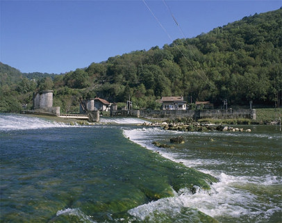 Vue d'ensemble depuis l'extrémité du barrage, rive droite. © Région Bourgogne-Franche-Comté, Inventaire du patrimoine