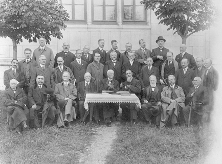 [Portrait de groupe de la Commission industrielle américaine en France], 1916. © Région Bourgogne-Franche-Comté, Inventaire du patrimoine