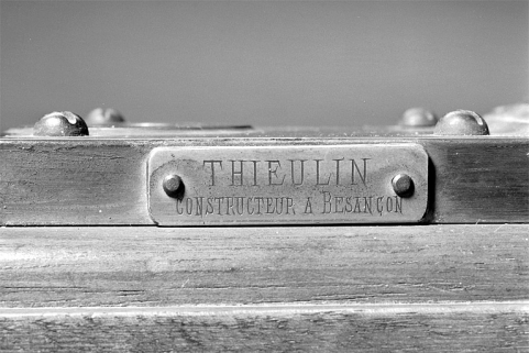 Plaque portant le nom du fabricant. © Région Bourgogne-Franche-Comté, Inventaire du patrimoine