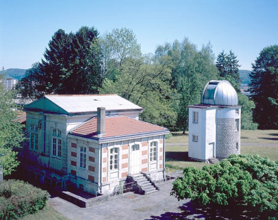 Vue d'ensemble plongeante depuis le pavillon de l'équatorial coudé, au nord-ouest. © Région Bourgogne-Franche-Comté, Inventaire du patrimoine Vue d'ensemble plongeante depuis le pavillon de l'équatorial coudé, au nord-ouest. © Région Bourgogne-Franche-Comté, Inventaire du patrimoine