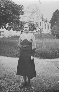 Mme Bourdot épouse Lassus vers 1932 [en avant du pavillon du coudé]. © Région Bourgogne-Franche-Comté, Inventaire du patrimoine