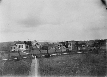 [Vue d'ensemble de la bibliothèque et des pavillons du coudé et de la méridienne, depuis le logement du directeur au sud-ouest], 1914. © Région Bourgogne-Franche-Comté, Inventaire du patrimoine