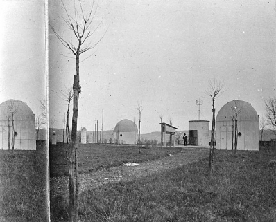 [Vue d'ensemble des coupoles à l'entrée de la partie nord et des plantations : détail d'une vue stéréoscopique], 1904. © Région Bourgogne-Franche-Comté, Inventaire du patrimoine