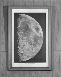 Héliogravure montrant la lune dans sa phase voisine du premier quartier. © Région Bourgogne-Franche-Comté, Inventaire du patrimoine