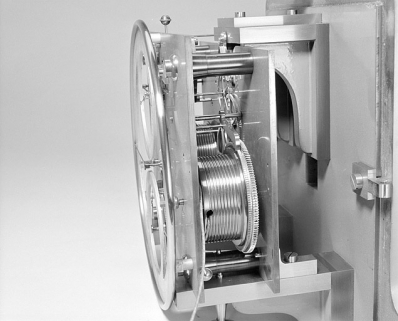 Vue latérale montrant le mouvement à deux corps de rouages, monté entre deux platines en laiton. © Région Bourgogne-Franche-Comté, Inventaire du patrimoine