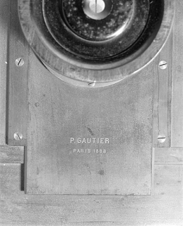 Plaque portant le nom du fabricant. © Région Bourgogne-Franche-Comté, Inventaire du patrimoine Plaque portant le nom du fabricant. © Région Bourgogne-Franche-Comté, Inventaire du patrimoine