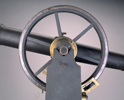 Vue de détail du cercle gradué. © Région Bourgogne-Franche-Comté, Inventaire du patrimoine