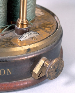 Graduations sur le socle d'un relais. © Région Bourgogne-Franche-Comté, Inventaire du patrimoine