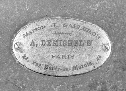 Plaque portant le nom du fabricant. © Région Bourgogne-Franche-Comté, Inventaire du patrimoine