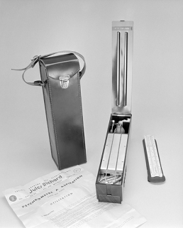 Vue d'ensemble de l'instrument, face arrière ouverte, avec ses accessoires. © Région Bourgogne-Franche-Comté, Inventaire du patrimoine