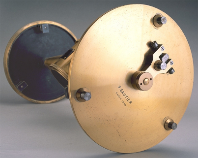 Disque fixe, avec le nom du fabricant et la date. © Région Bourgogne-Franche-Comté, Inventaire du patrimoine