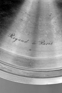 Inscription concernant le fabricant. © Région Bourgogne-Franche-Comté, Inventaire du patrimoine