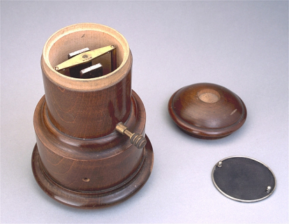 La machine, couvercle enlevé. © Région Bourgogne-Franche-Comté, Inventaire du patrimoine La machine, couvercle enlevé. © Région Bourgogne-Franche-Comté, Inventaire du patrimoine