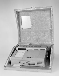 Chronographe Oméga Time Recorder : vue d'ensemble dans sa boîte. © Région Bourgogne-Franche-Comté, Inventaire du patrimoine