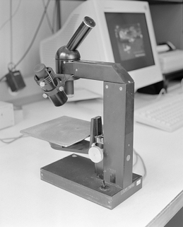 Microscope utilisé pour le contrôle des montres. La cellule photoélectrique fixée sur le côté permet de vérifier l'affichage des secondes. © Région Bourgogne-Franche-Comté, Inventaire du patrimoine Microscope utilisé pour le contrôle des montres. La cellule photoélectrique fixée sur le côté permet de vérifier l'affichage des secondes. © Région Bourgogne-Franche-Comté, Inventaire du patrimoine