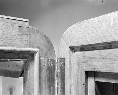 Détail d'assemblage et du joint d'étanchéité entre la porte et le bâti. © Région Bourgogne-Franche-Comté, Inventaire du patrimoine