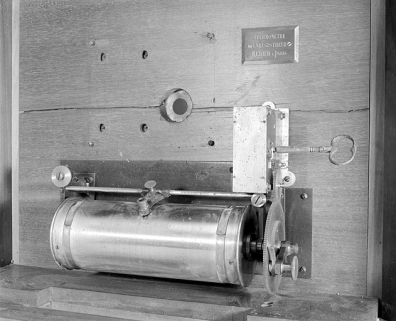 Cylindre enregistreur et plaque portant le nom du fabricant. © Région Bourgogne-Franche-Comté, Inventaire du patrimoine