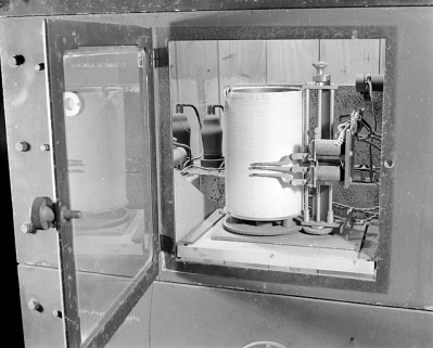 Diapason étalon : dispositif d'enregistrement de la température. © Région Bourgogne-Franche-Comté, Inventaire du patrimoine Diapason étalon : dispositif d'enregistrement de la température. © Région Bourgogne-Franche-Comté, Inventaire du patrimoine