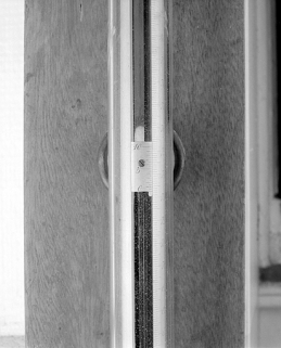 Le vernier, avec à l'arrière le réflecteur pour lire les graduations. © Région Bourgogne-Franche-Comté, Inventaire du patrimoine Le vernier, avec à l'arrière le réflecteur pour lire les graduations. © Région Bourgogne-Franche-Comté, Inventaire du patrimoine