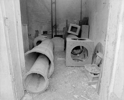 Tubes oculaires extérieur et intérieur, avec l'embase du pivot horaire inférieur et le cube central. © Région Bourgogne-Franche-Comté, Inventaire du patrimoine Tubes oculaires extérieur et intérieur, avec l'embase du pivot horaire inférieur et le cube central. © Région Bourgogne-Franche-Comté, Inventaire du patrimoine