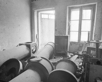 De gauche à droite : tube objectif et cube central qui lui est fixé, embase du pivot horaire inférieur, tube oculaire, contrepoids et pivot horaire inférieur. © Région Bourgogne-Franche-Comté, Inventaire du patrimoine De gauche à droite : tube objectif et cube central qui lui est fixé, embase du pivot horaire inférieur, tube oculaire, contrepoids et pivot horaire inférieur. © Région Bourgogne-Franche-Comté, Inventaire du patrimoine