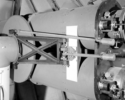 Dispositif de fixation des tubes au pied de l'instrument. © Région Bourgogne-Franche-Comté, Inventaire du patrimoine