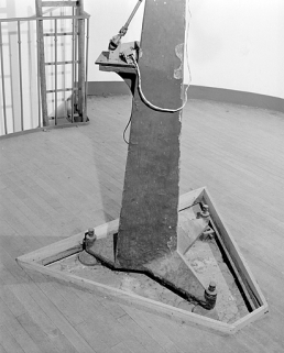 Pied et vis calantes. Le pied repose sur un pilier en béton, situé à l'étage inférieur. © Région Bourgogne-Franche-Comté, Inventaire du patrimoine