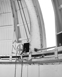 Système d'ouverture du dôme : chaîne et vis sans fin. © Région Bourgogne-Franche-Comté, Inventaire du patrimoine