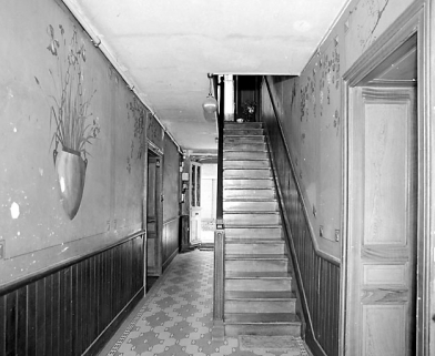 Couloir et escalier droit. © Région Bourgogne-Franche-Comté, Inventaire du patrimoine Couloir et escalier droit. © Région Bourgogne-Franche-Comté, Inventaire du patrimoine