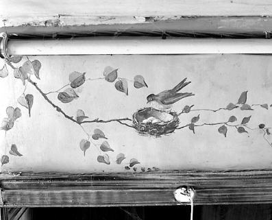 Panneau en dessus-de-porte : oiseau sur le bord de son nid. © Région Bourgogne-Franche-Comté, Inventaire du patrimoine