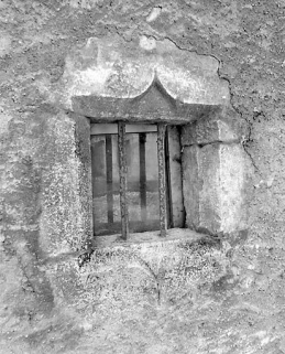 Maison (19e siècle ?) au n° 3 place Jules Girod : fenêtre avec deux arcs en accolade. Maison (AB 64). © Région Bourgogne-Franche-Comté, Inventaire du patrimoine