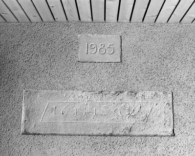 Quartier du bas de Morez : chronogrammes à l'entrée de l'immeuble au n° 11 rue de l'Evalude. Immeuble (1980 AB 50). © Région Bourgogne-Franche-Comté, Inventaire du patrimoine Quartier du bas de Morez : chronogrammes à l'entrée de l'immeuble au n° 11 rue de l'Evalude. Immeuble (1980 AB 50). © Région Bourgogne-Franche-Comté, Inventaire du patrimoine